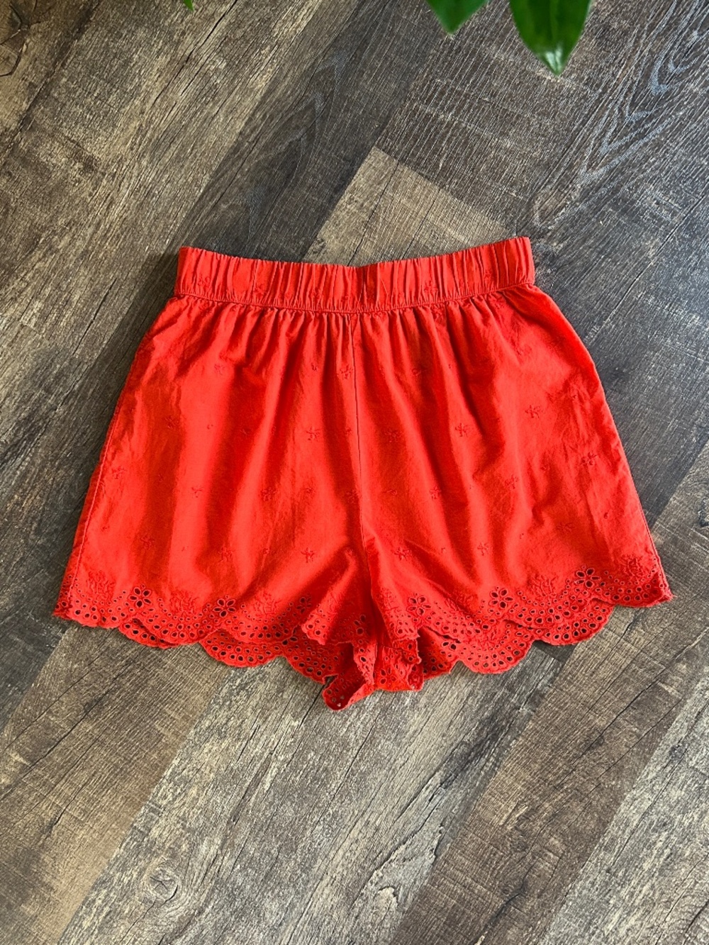 H&M Broderie Anglaise Lace Cotton Scalloped Hem Shorts Geranium Red